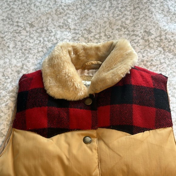 Beige and red and black checkered vest with snapped button closure. Size small - Picture 3 of 8
